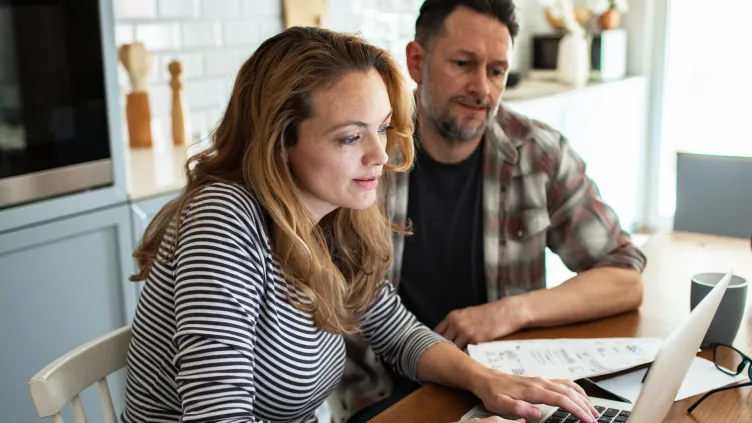 Couple applies for a personal mortgage loan online